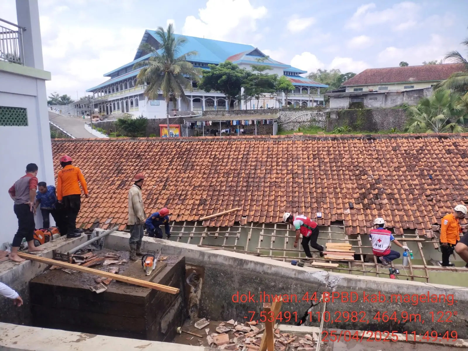 Tim Gabungan Evakuasi Korban Tertimbun Tembok Penampungan Air di Magelang